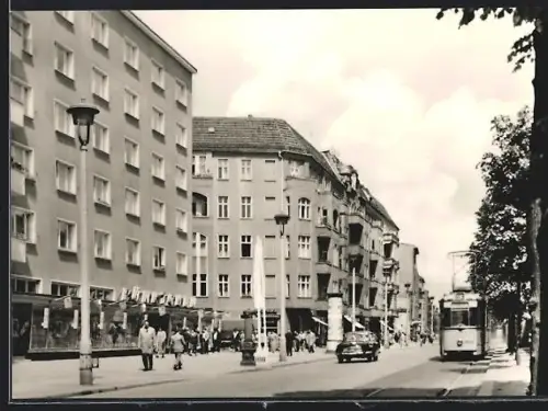 AK Berlin-Prenzlauer Berg, Schönhauser Allee mit Geschäften und Strassenbahn