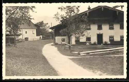 Foto-AK Grassau / Chiemgau, Ortspartie mit Gehöft