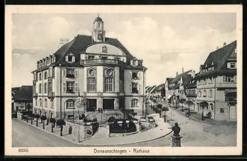 AK Donaueschingen, Rathaus mit Denkmal