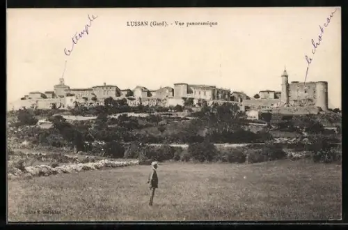 AK Lussan /Gard, Vue panoramique avec le temple et le château en arrière-plan