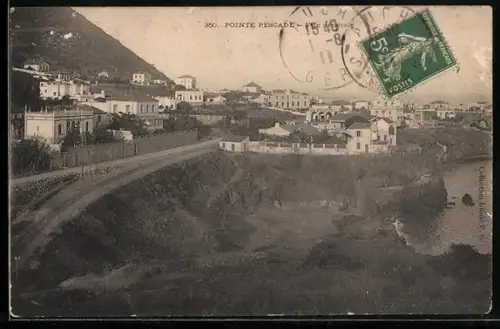 AK Pointe Pescade, Vue sur la côte rocheuse et les habitations en arrière-plan