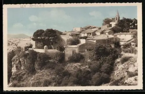 AK Les Angles /Gard, Vue générale du village sur la colline
