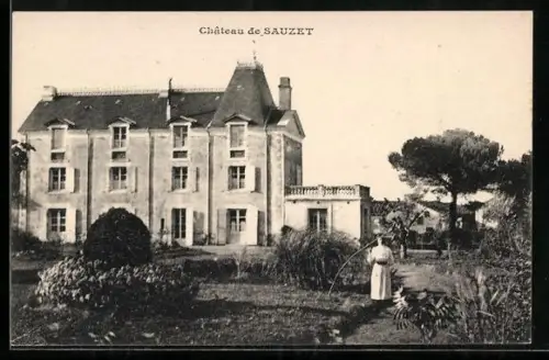 AK Sauzet, Château de Sauzet et son jardin avec une femme arrosant les plantes