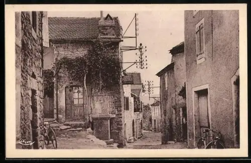 AK Concoules /Gard, Centre du Village avec des vélos appuyés contre les murs des maisons