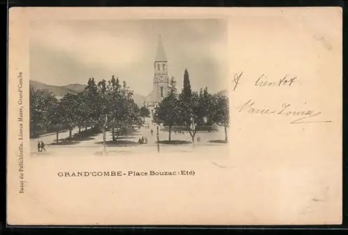 AK Grand`Combe, Place Bouzac en été avec église en arrière-plan