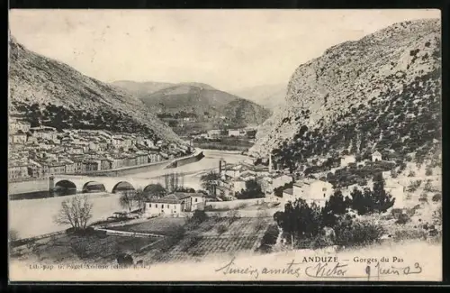 AK Anduze, Gorges du Pas et vue sur le village et la rivière avec pont en arrière-plan