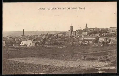 AK Saint-Quentin-la-Poterie /Gard, Vue panoramique du village et des champs environnants