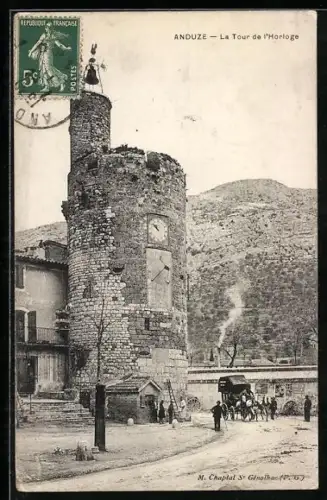 AK Anduze, La Tour de l`Horloge avec diligence et montagnes en arrière-plan
