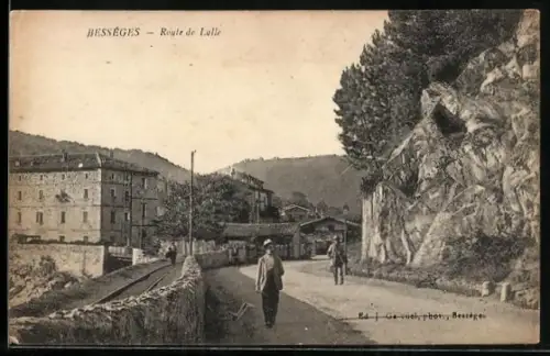 AK Bessèges, Route de Lalle avec vue sur bâtiments et collines