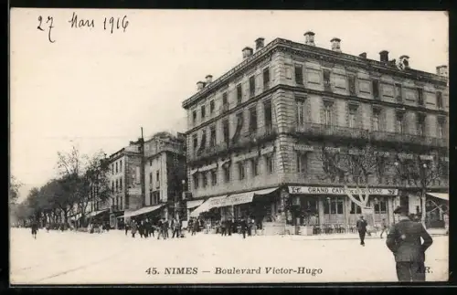 AK Nîmes, Boulevard Victor-Hugo avec le Grand Café du Commerce et passants en 1916