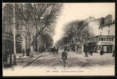 AK Nîmes, Boulevard Amiral Courbet avec passants et calèche