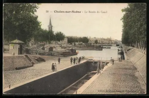 AK Chalon-sur-Saône, Le Bassin du Canal et vue sur l`église