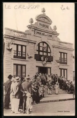 AK Le Creusot, La mairie et rassemblement des habitants devant la Commune Libre des Quatre-Chemins