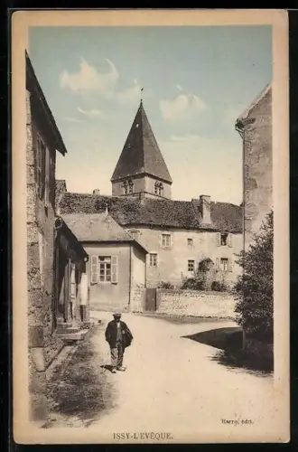 AK Issy-l`Évêque, Rue du village avec clocher en arrière-plan