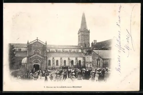 AK St-Léger-sous-Beuvray, Église avec foule rassemblée devant l`entrée