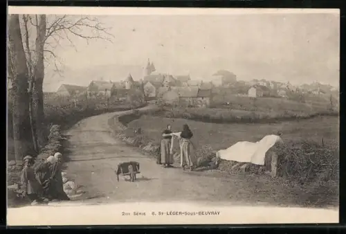 AK St-Léger-sous-Beuvray, Scène rurale avec village en arrière-plan et habitants sur le chemin