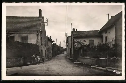 AK Préty /S.-et-L., Rue du Centre avec villageois