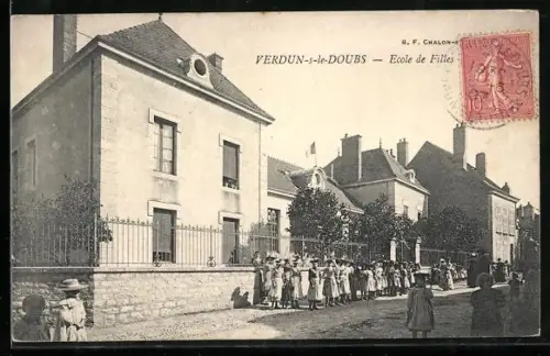 AK Verdun-s-le-Doubs, École de Filles mit Schülerinnen vor dem Gebäude