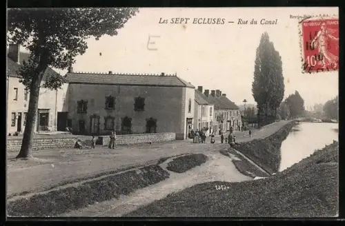 AK Les Sept Écluses, Rue du Canal avec maisons et passants le long du chemin