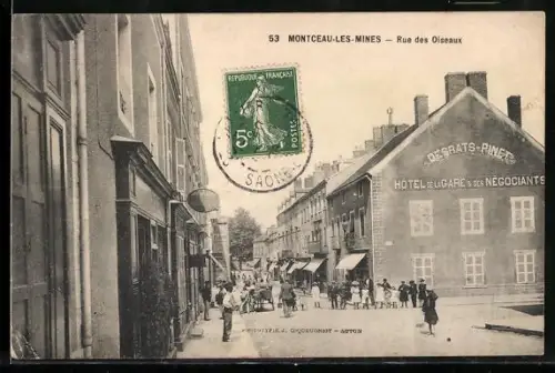 AK Montceau-les-Mines, Rue des Oiseaux avec Hôtel de la Gare et des Négociants