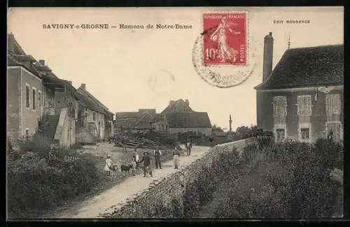 AK Savigny-s-Grosne, Hameau de Notre-Dame avec villageois et maisons rurales