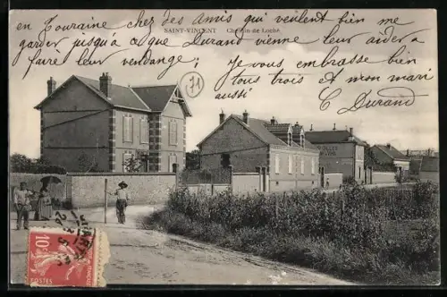 AK Saint-Vincent, Chemin de Loché, Vue de la route avec piétons et bâtiments adjacents
