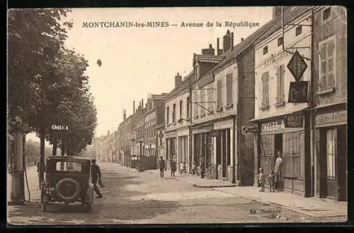 AK Montchanin-les-Mines, Avenue de la République avec voitures et passants