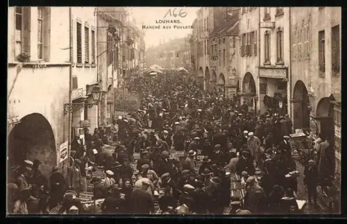 AK Louhans, Marché aux poulets animé avec foule dense dans la rue principale