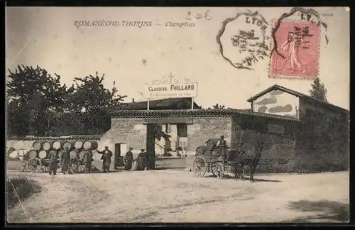 AK Romanèche-Thorins, Entrée de la maison Claudius Foullard avec charrettes à vin