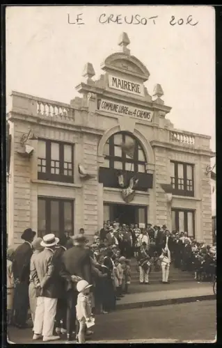 AK Le Creusot, Foule devant la mairie lors d`un événement public