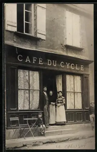 AK Le Creusot, Facade du Café du Cycle avec habitants devant l`entrée