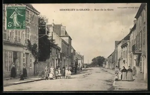 AK Sennecey-le-Grand, Rue de la Gare avec des habitants et bâtiments historiques