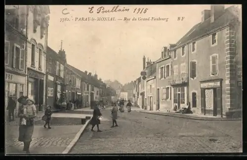 AK Paray-le-Monial, Rue du Grand-Faubourg avec passants et boutiques