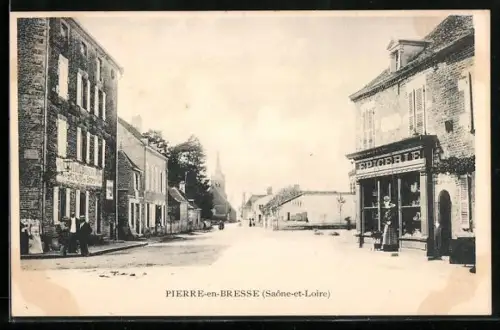 AK Pierre-en-Bresse /Saône-et-Loire, Rue principale avec commerces et église au loin