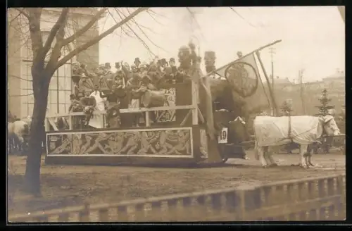 AK Dresden, Teilnehmer am Dresdener Karneval 1914 auf Karnevalswagen