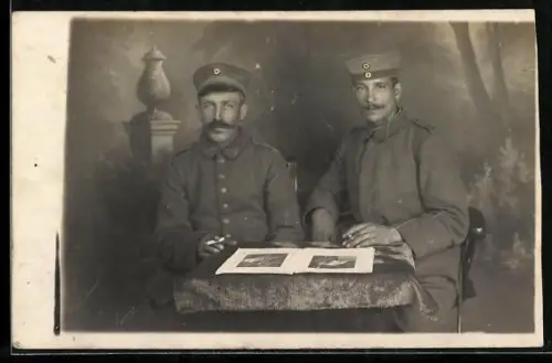 Foto-AK Strassburg, Zwei Mannschaftssoldaten in Uniform 1916 mit Album
