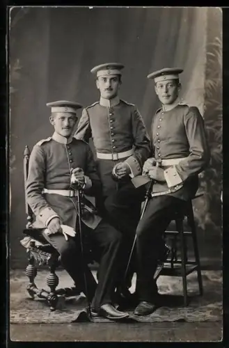 Foto-AK Drei Soldaten in Uniform mit Schirmmützen und Säbeln