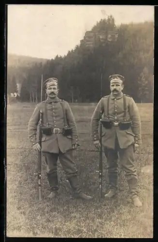 Foto-AK Zwei Soldaten in Feldgrau Uniform mit Schirmmützen, Koppeltaschen und Gewehr