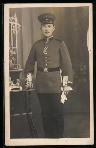 Foto-AK Unteroffizier in Uniform mit Schirmmütze und EK II 1914 amn Verleihungstage