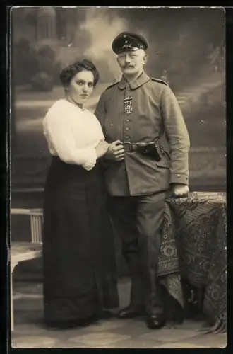 Foto-AK Soldat der Infanterie in Feldgrau Uniform mit EK II 1914 am Verleihungstage