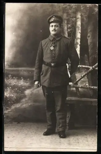 Foto-AK Soldat in Feldgrau Uniform mit Schirmmütze und EK II 1914 am Verleihungstage