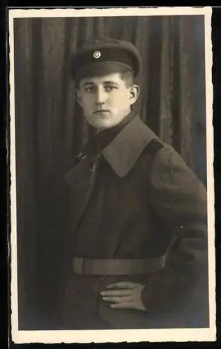 Foto-AK Soldat vom Regiment Nr. 12 im Mantel mit Schirmmütze