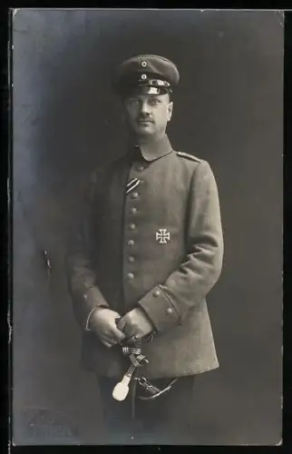 AK Hauptmann in Uniform mit EK I 1914, Band zum EK II 1914 und Säbel