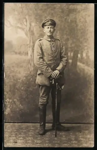 Foto-AK Unteroffizier in Feldgrau Uniform mit EK II 1914 am Verleihungstage und Säbel
