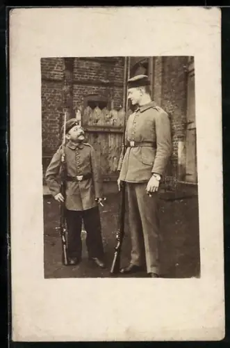 Foto-AK Grösster und kleinster Soldat eines Regiments in Uniformen mit Krätzchen und Gewehr