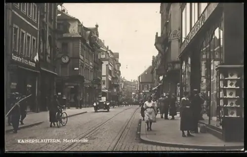 AK Kaiserslautern, Passanten und Auto in der Marktstrasse