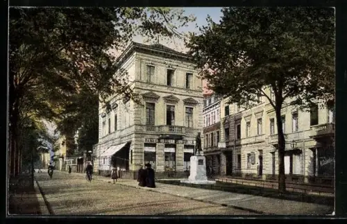 AK Krefeld, Strassenpartie am Weber-Denkmal