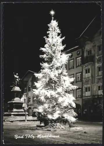 AK Bad Tölz, Marktstrasse mit Weihnachtsbaum und Brunnen