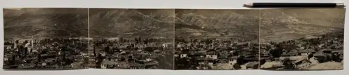 Fotografie Ansicht Prilep, Panorama der Stadt mit Moschee und Minaretten, Nordmazedonien, Grossformat 62 x 11cm
