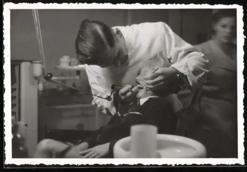 Fotografie junger blonder Knabe beim Zahnarzt, Behandlung auf Zahnarztstuhl